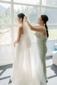 Bride's sister pins veil